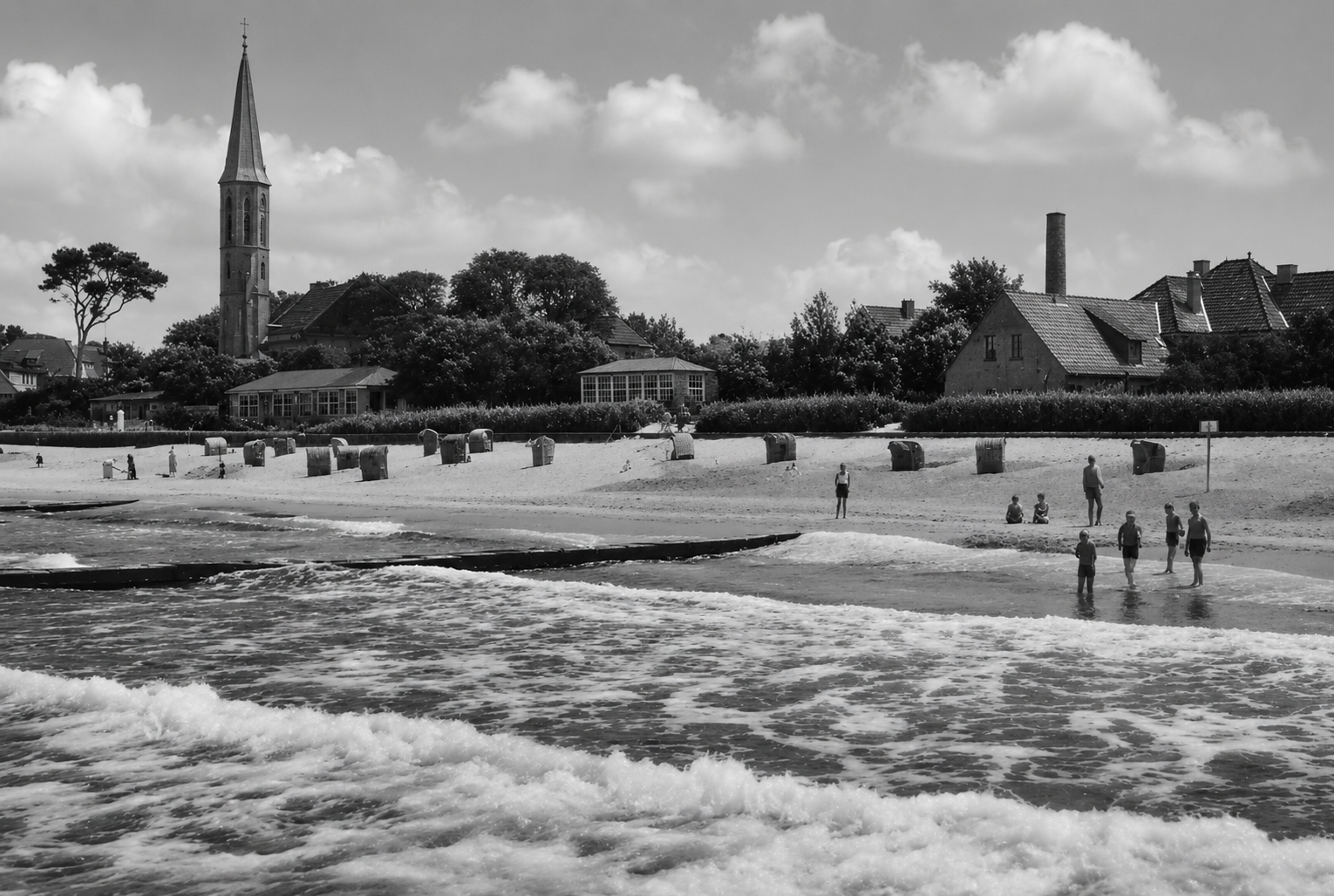 Kościół i plaża w Sarbinowie, fotografia archiwalna