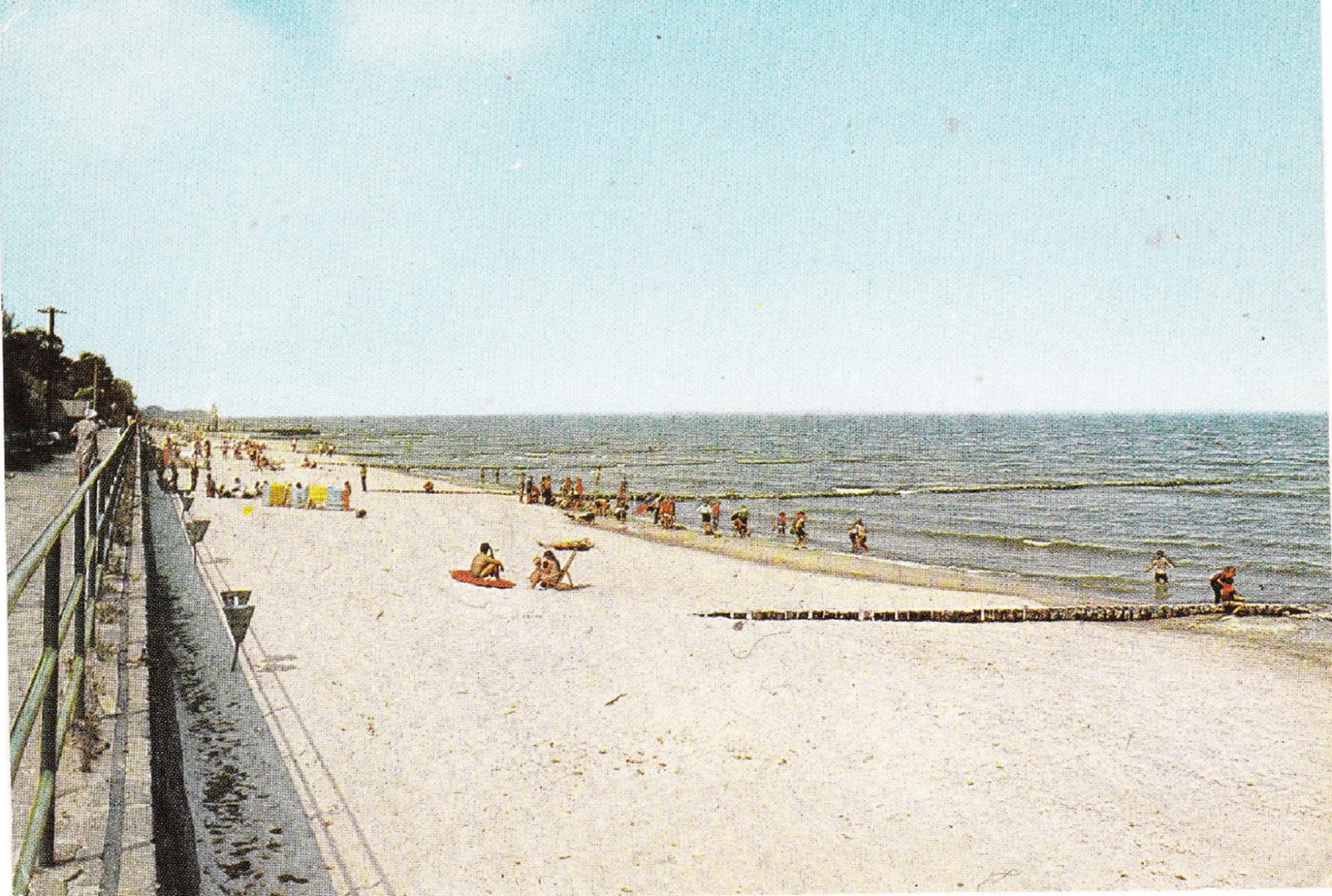 Plaża w Sarbinowie z wczasowiczami